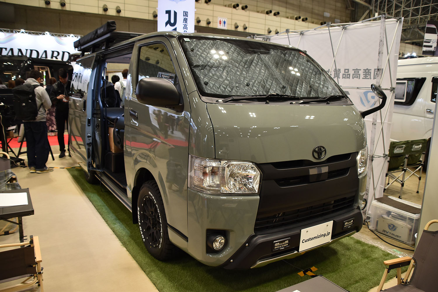 TRDがキャンプギアを市場投入！ 車中泊をサポートする「HIACE Field