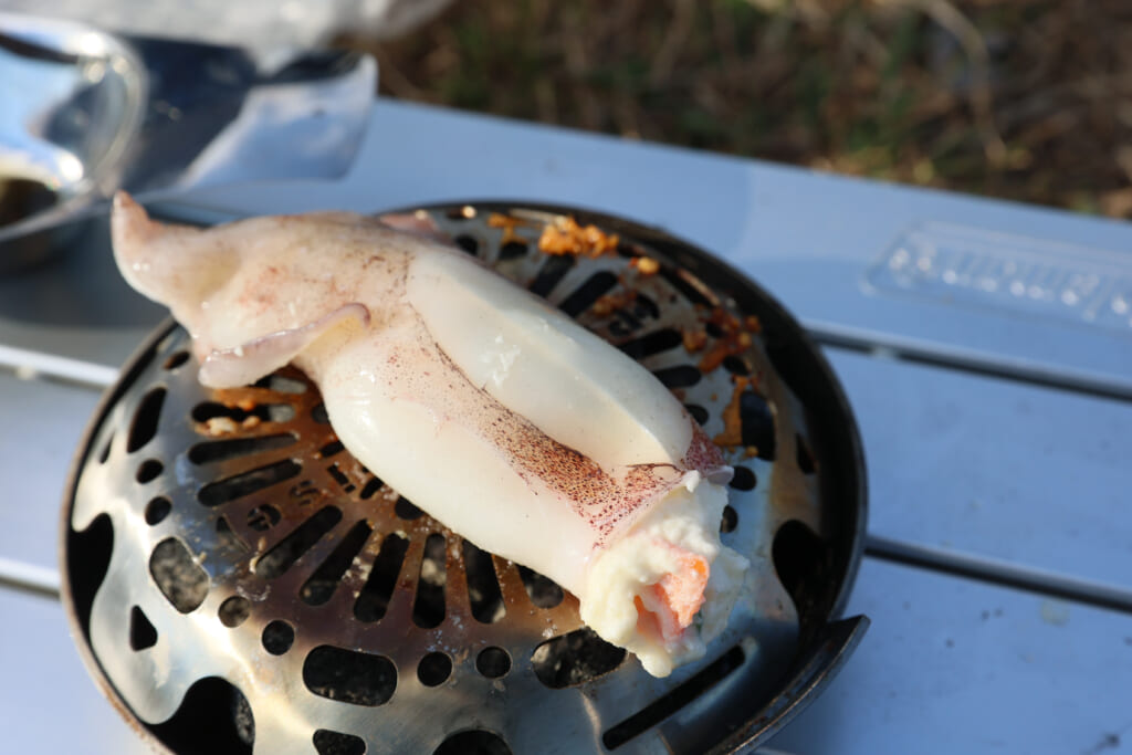 焼き網にイカ