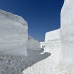 【画像】雪解けに現れる火山湖に感動！　水のうるおいに触れながら過ごす初夏の立山「2024 立山黒部・雪の大谷フェスティバル　2nd STAGE」【2024年6月1日～6月25日】 〜 画像1