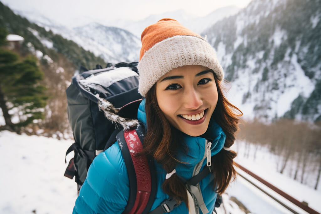 雪山登山する女性ハイカー