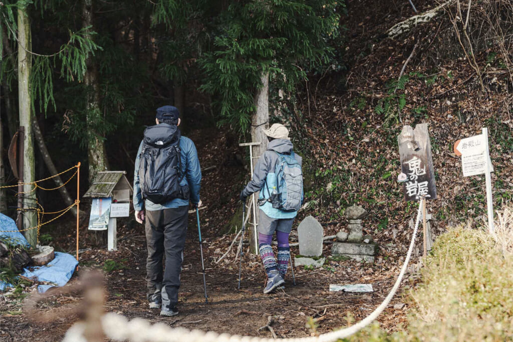 岩殿山登山ルートで見られる「鬼の岩屋」