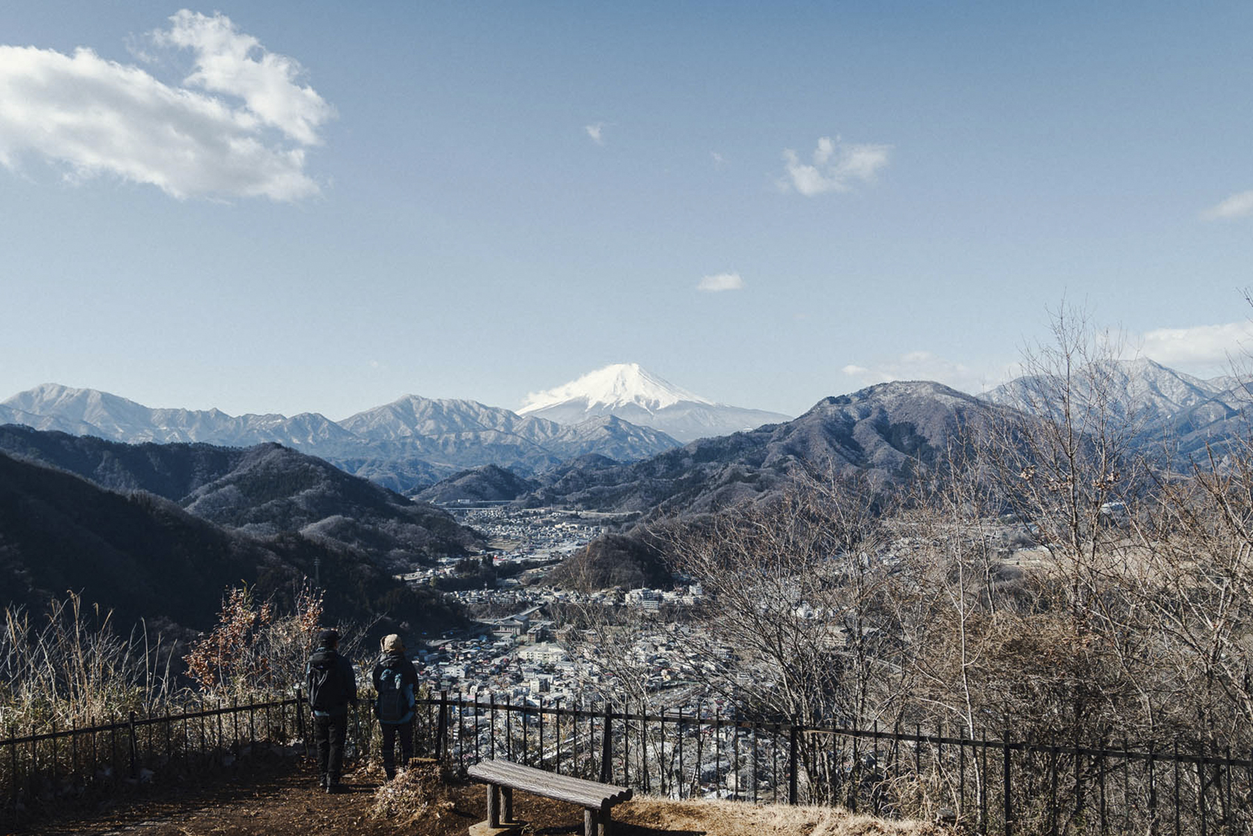 岩殿山山頂から望む大月市内と富士山