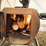 【画像】使ってみたら実は面倒くさい？　冬キャンプで必須の暖房器具「薪ストーブ」のメリットとデメリットを検証 〜 画像1