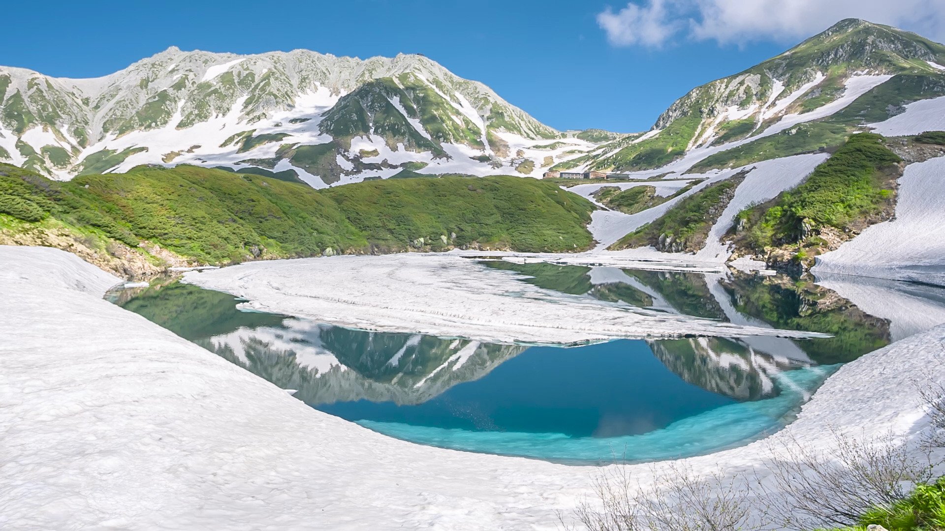 雪解けに現れる火山湖に感動！　水のうるおいに触れながら過ごす初夏の立山「2024 立山黒部・雪の大谷フェスティバル　2nd STAGE」【2024年6月1日～6月25日】