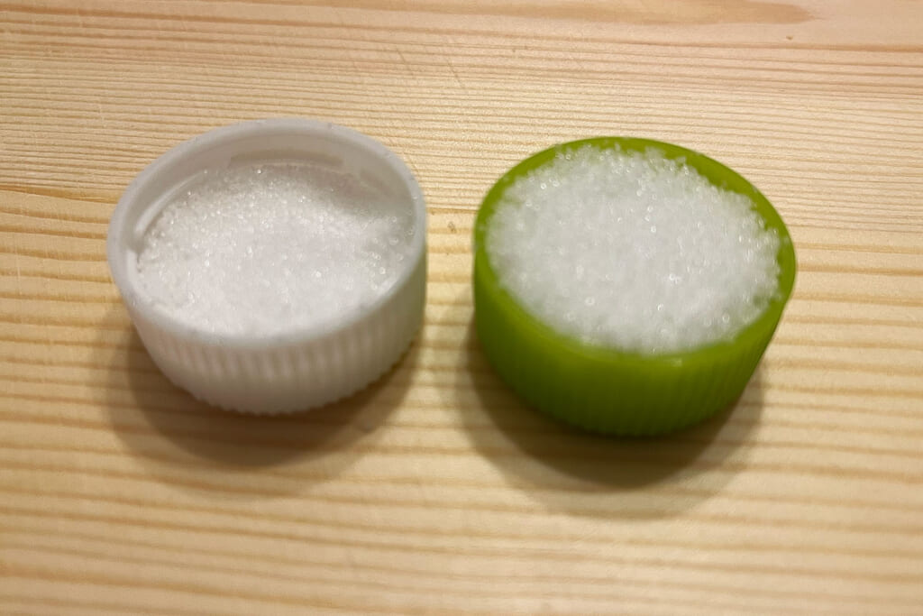 ペットボトルのキャップで計量した砂糖