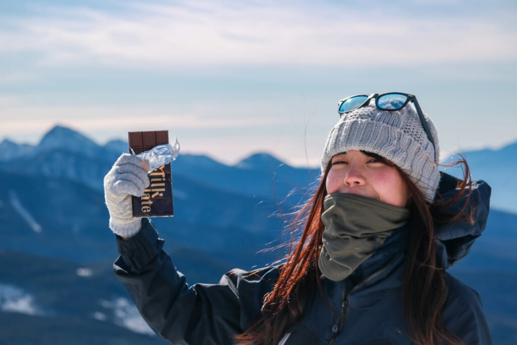 チョコレートを食べる女性