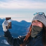 チョコレートを食べる女性