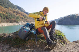 水分補給をする男性