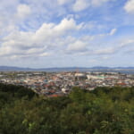 【画像】山陰の低山で「日本」と「世界」の絶景を制す？　　市街地からすぐなのに一大パノラマ「社日山縦走ルポ・前編」【中国・島根県安来市】 〜 画像1