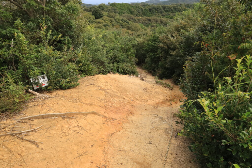 登山道／急斜面