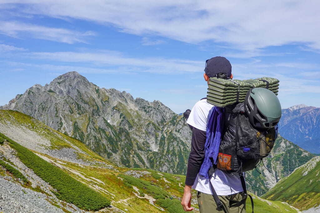 登山する男性登山家