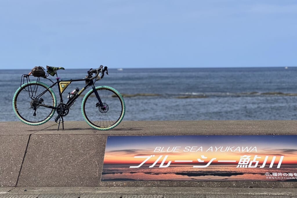 サイクリングロードと自転車