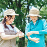 虫よけ対策する女性キャンパー