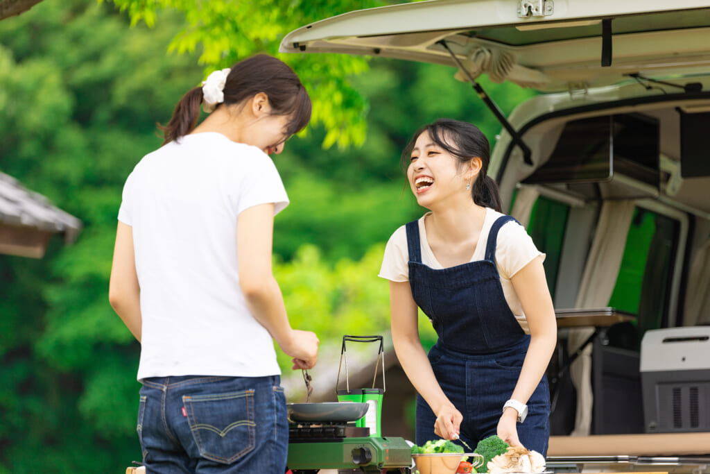 白いTシャツの女性キャンパー