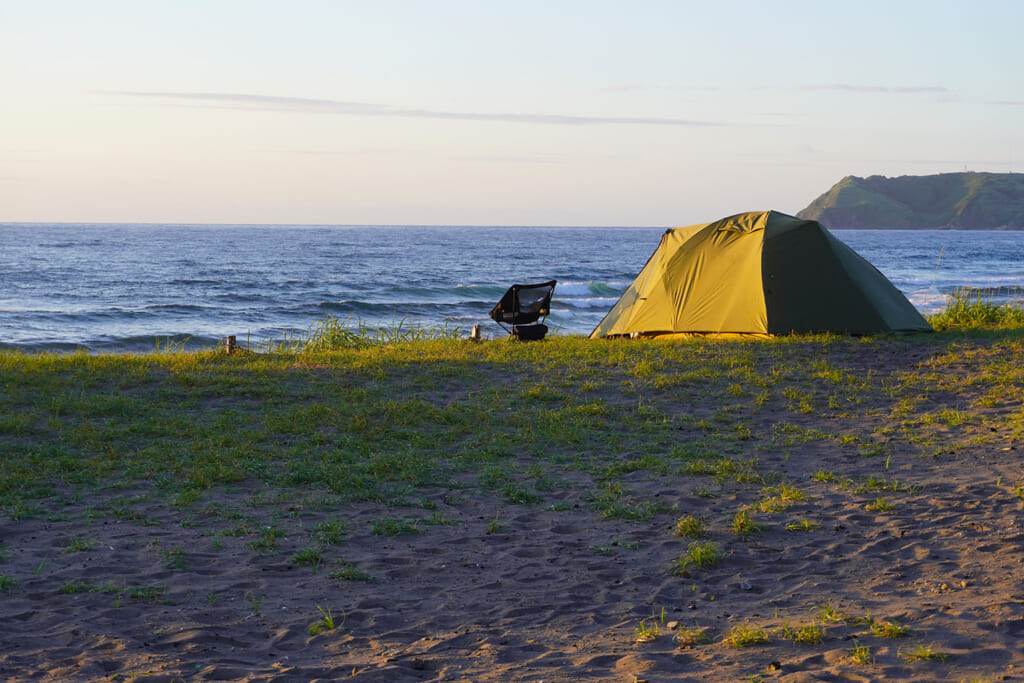 砂浜に設営したテント