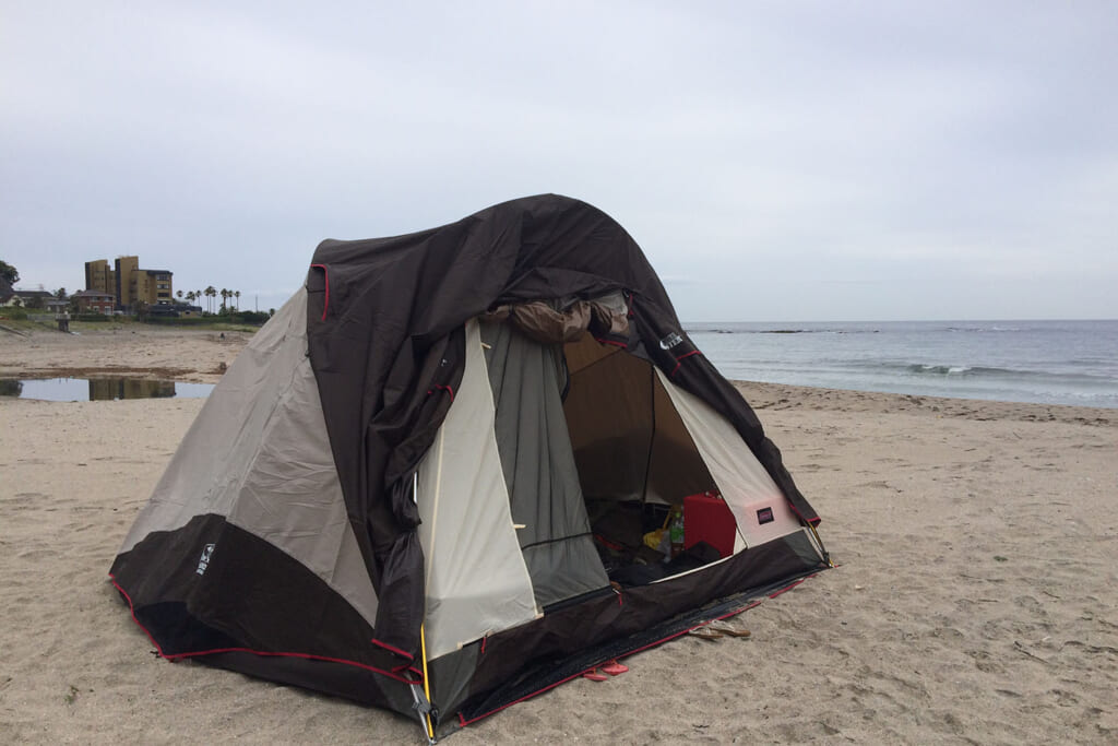 砂浜に設営したテント