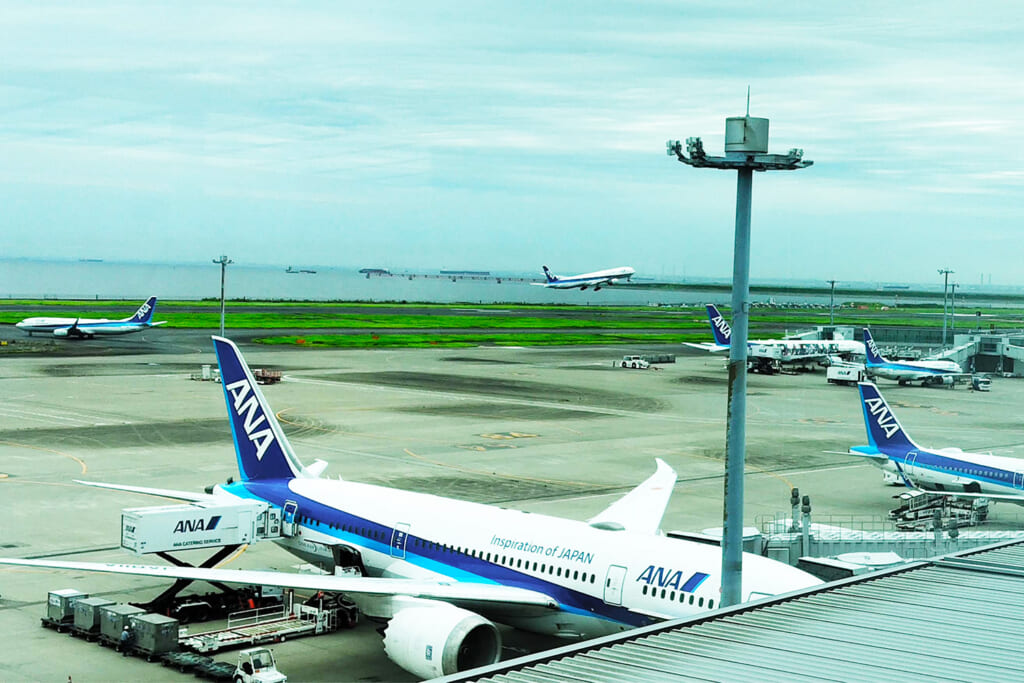 駐機する旅客機