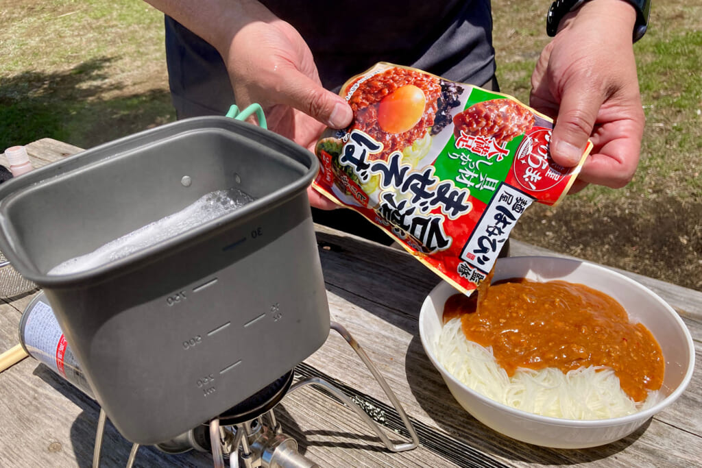 湯煎した台湾まぜそばのソース
