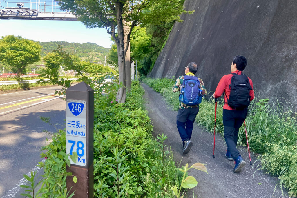山北町付近の国道246号の歩道
