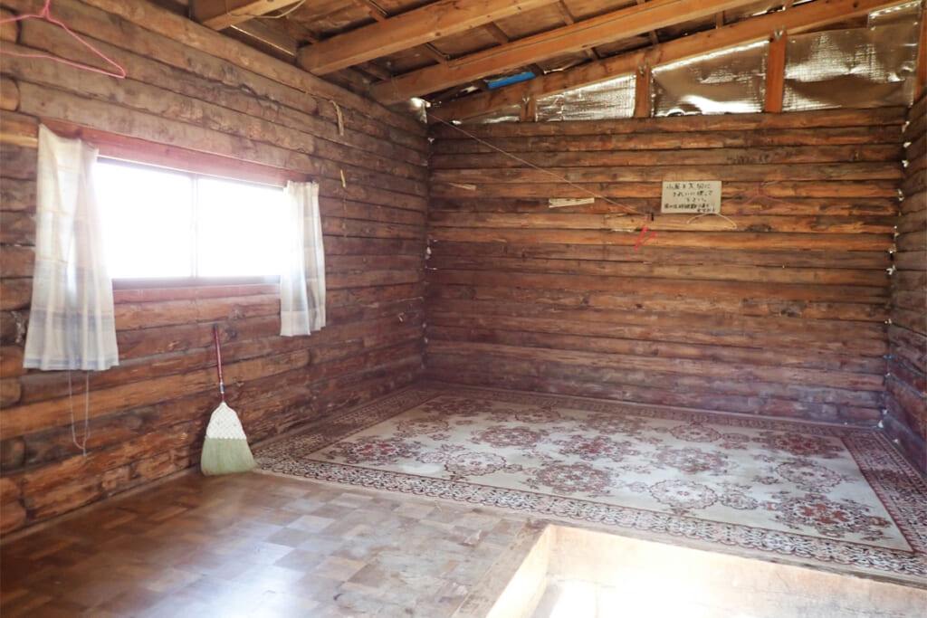 湯ノ沢峠避難小屋の室内