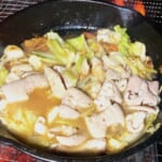 【画像】「豚バラ野菜炒め」からの「清水名物もつカレー」でB級キャンプ飯レシピの連携プレーに舌鼓 〜 画像1