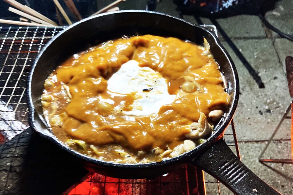 豚バラ野菜と牛白モツのカレーのカマンベールチーズのせ