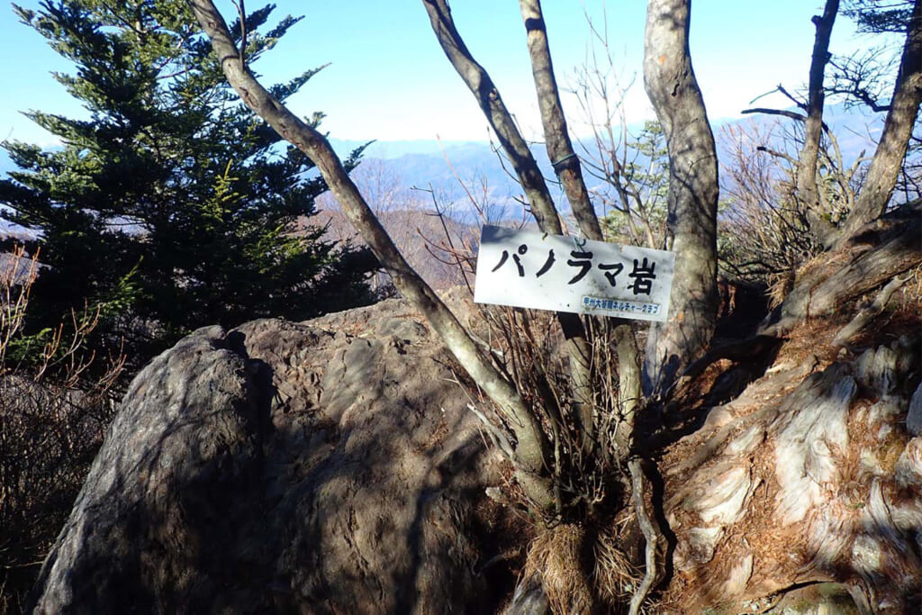 牛奥ノ雁ヶ腹摺山のパノラマ岩