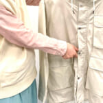 【画像】レインパーカーが焚き火で大活躍？　フロント大型ポケットに背中はザック付き収納っていったい何者 〜 画像1