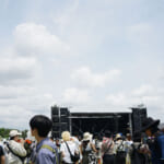 【画像】ビーチサイドのライブで俄然盛り上がる！　東海圏トップクラスの野外フェス「森、道、市場2024」参戦ルポ【ステージ編】 〜 画像1