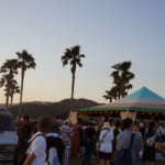 【画像】ビーチサイドのライブで俄然盛り上がる！　東海圏トップクラスの野外フェス「森、道、市場2024」参戦ルポ【ステージ編】 〜 画像1
