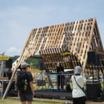 【画像】ビーチサイドのライブで俄然盛り上がる！　東海圏トップクラスの野外フェス「森、道、市場2024」参戦ルポ【ステージ編】 〜 画像1