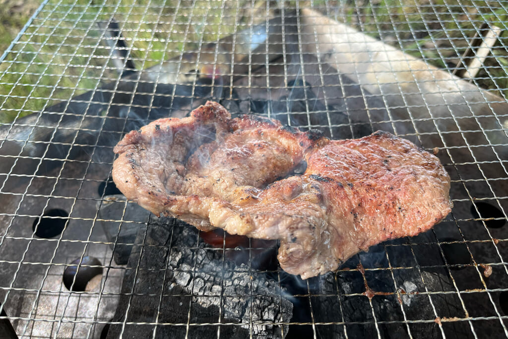 豪快にステーキ肉を焼く