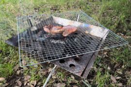 焚き火台でグリルしたステーキ