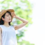 日差しを浴びて暑がってる人