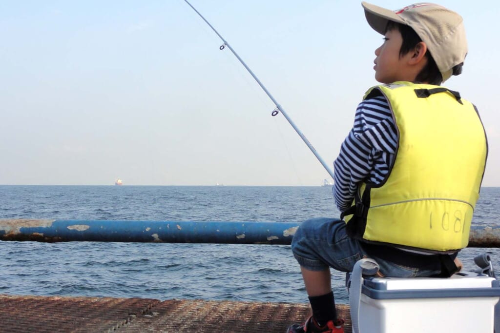 釣りを楽しむ少年