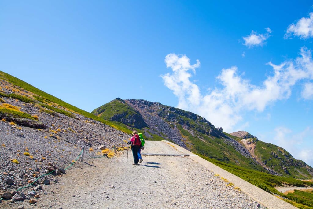 山道を登るサイクリング