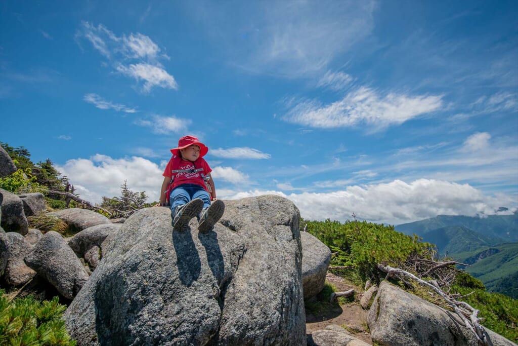 登山で休憩中の少年