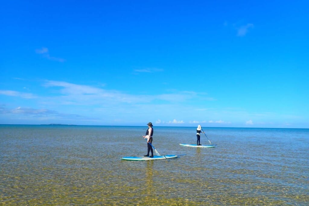 海でSUPを楽しむ