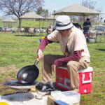 【画像】究極のキャンプ飯ここにあり！　焚き火の炎で豪快に「本格パラパラ炒飯」をつくってみた 〜 画像1