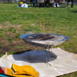 【画像】究極のキャンプ飯ここにあり！　焚き火の炎で豪快に「本格パラパラ炒飯」をつくってみた 〜 画像1