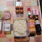 【画像】究極のキャンプ飯ここにあり！　焚き火の炎で豪快に「本格パラパラ炒飯」をつくってみた 〜 画像1