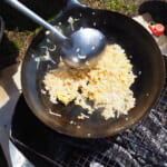 【画像】究極のキャンプ飯ここにあり！　焚き火の炎で豪快に「本格パラパラ炒飯」をつくってみた 〜 画像1