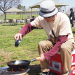 【画像】究極のキャンプ飯ここにあり！　焚き火の炎で豪快に「本格パラパラ炒飯」をつくってみた 〜 画像1