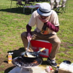 【画像】究極のキャンプ飯ここにあり！　焚き火の炎で豪快に「本格パラパラ炒飯」をつくってみた 〜 画像1