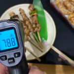 【画像】いつでも食べごろあったかキャンプ飯！「電熱ランチョンとろ火マット」で料理を冷まさず美味しさキープ 〜 画像1