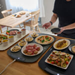 【画像】いつでも食べごろあったかキャンプ飯！「電熱ランチョンとろ火マット」で料理を冷まさず美味しさキープ 〜 画像1