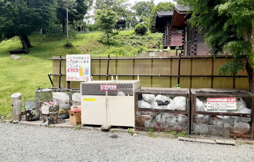 キャンプ場のゴミステーション
