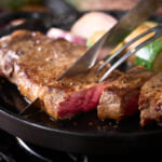 【画像】高い蓄熱性で余熱調理もおすすめ！　味、香りともに美味しく焼き上げる「ステーキ鉄板プレート」 〜 画像1