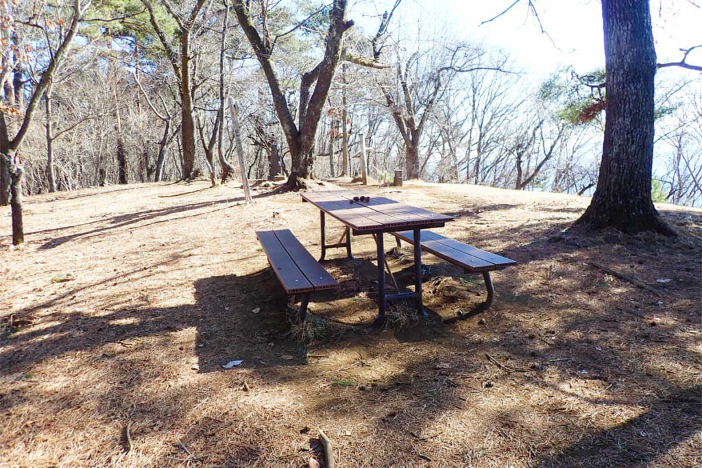 百蔵山の山頂ベンチ