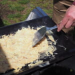 【画像】アウトドアで「もんじゃ焼き」ってマジかっ！　やってみたら目から鱗のそのお味やいかに 〜 画像1